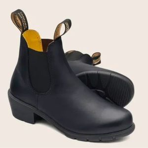 BLUNDSTONE Size 6 women’s, heeled boot. Very little wear/great condition.